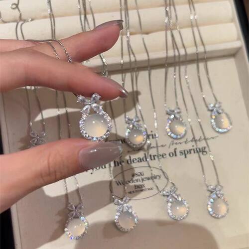 冰透白玉髓吊坠小众花朵锆石女款蝴蝶结清冷高级感锁骨链精美时尚