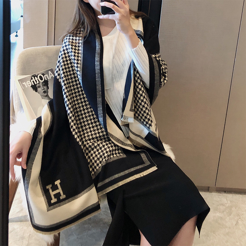2020秋冬季格子仿羊绒围巾欧美风女士披肩保暖长款空调围脖特加长