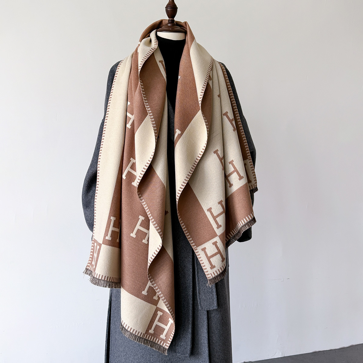 秋冬季简约字母百搭空调披肩仿羊绒商务围巾女高级感保暖防寒围脖