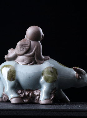 创意哥窑陶瓷牧装爱牛紫砂可养茶宠童子可骑招财鱼缸童饰盆景配件