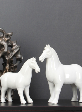 现代简约黑色陶瓷马 新中式样板房间软装饰品 书柜办公室白色摆件