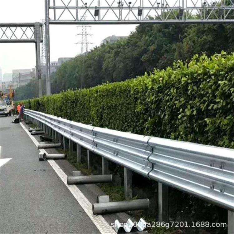 波形护栏板高速公路护栏板厂家乡村公路波形梁钢护栏镀锌喷塑护栏
