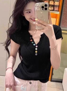 韩系多巴胺彩色纽扣正肩短袖t恤女夏季新款紧身显瘦辣妹V领小上衣
