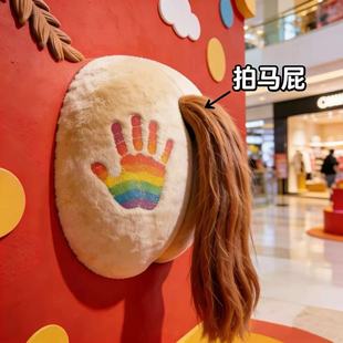 2026马年拍马屁毛茸茸彩虹马拍照打卡装置商场柱子新年装饰抱抱柱
