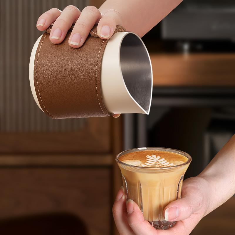 316不锈钢拉花缸专业咖啡拉花杯家用尖嘴斜口奶泡杯Y带刻度皮套