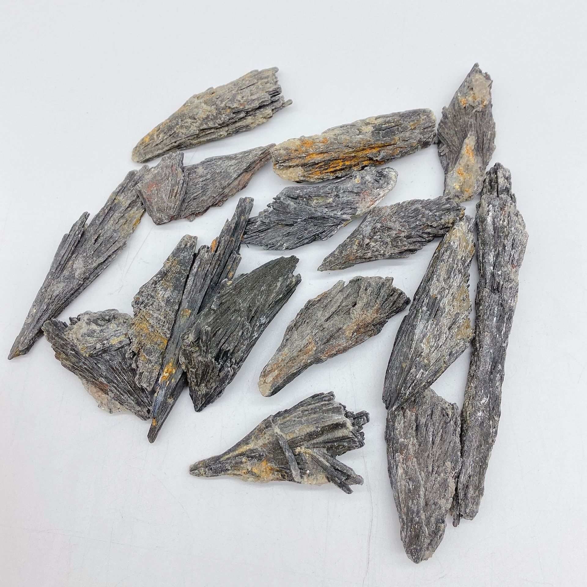 厂家 供应羽毛黑碧玺原石碎石大颗粒不规则多材质可选厂家直销