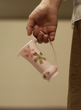 有田烧嫩粉樱花提耳小公杯陶瓷公道杯釉下彩手绘茶具茶杯女生粉色