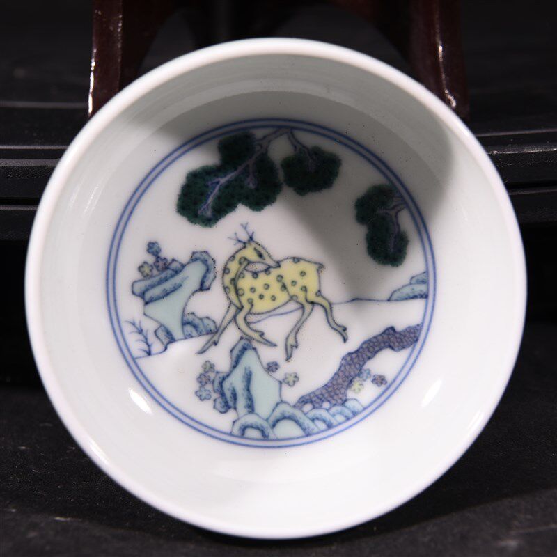 大清雍正年制豆青釉斗彩小鹿纹酒杯茶杯