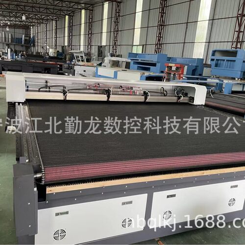 勤龙激光自主研发4头大幅面全自动送料激光裁床服装辅料激光切割