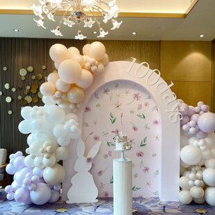 高级感白色印花小场景兔年男女百日宴一周岁生日布置KT板立体拱门