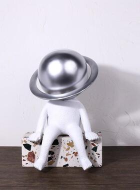 现代简约售创意宇航员太摆件样板间书房视柜楼电处边几NWF软空装