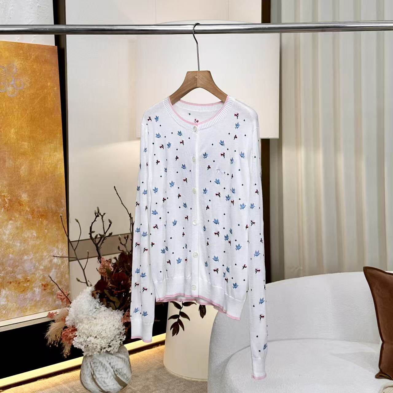 【妍妍】法式小花刺绣天丝圆领针织开衫ONSM24636269