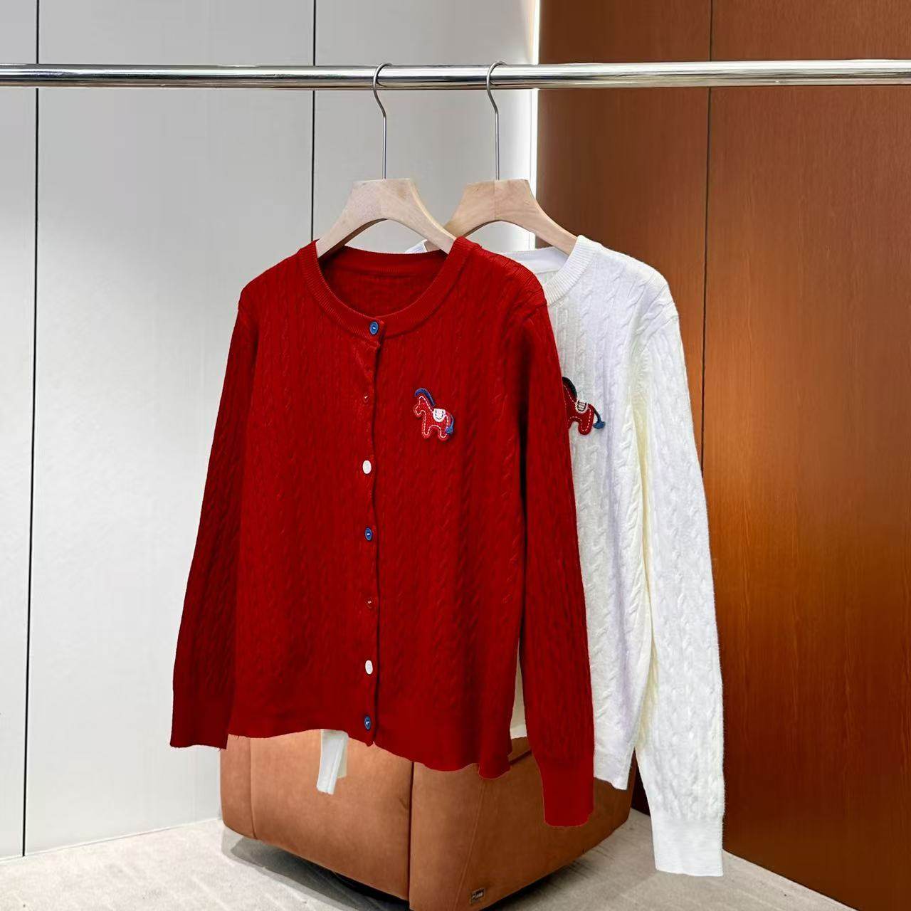 【妍妍粉丝专享】26新款小马刺绣麻花毛衣ONSM226615906