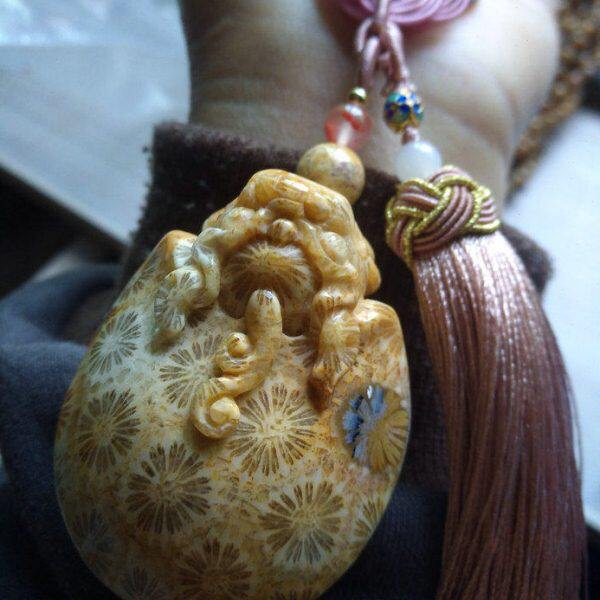 已出 欣赏 天然印尼珊瑚玉龙龟女生手把玩件茶宠小桌摆吊坠菊花石