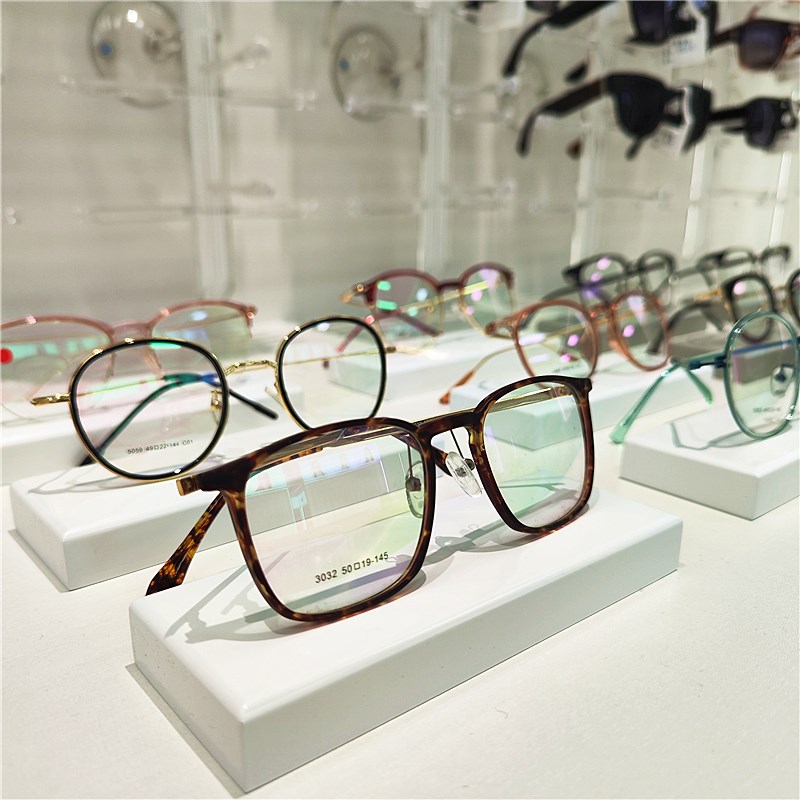 白色烤漆百搭眼镜陈列道s具简约眼镜托盘背景柜台装饰木眼镜展示