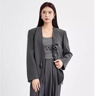 蜜澳2026春装气质设计感系带中长款V领西装外套花朵装饰女