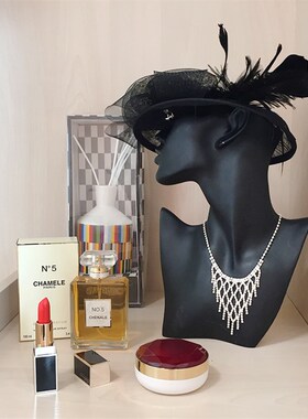 现代样板房衣帽间定制衣柜摆件展厅装饰品项链香水颈膜帽子口红