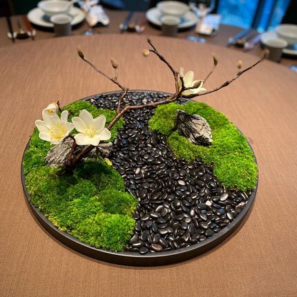 酒店餐桌中间摆件圆桌转盘桌花景观高端永生苔藓花艺餐桌花