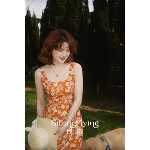 司童 橙色海岸小碎花吊带连衣裙夏季新款方领修身中长裙女裙子