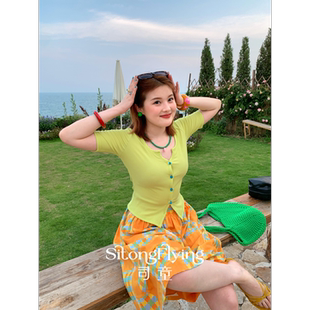 司童 【夏日青芒】黄绿小V领针织短袖T恤女收腰修身短款甜辣上衣
