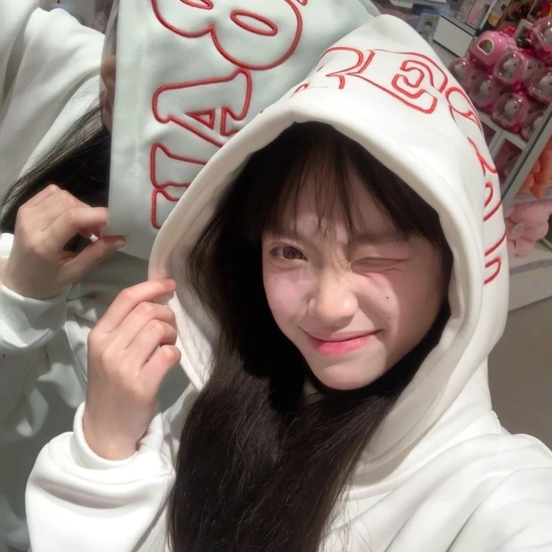 小火焰刺绣套头连帽卫衣女早春薄款洋气字母宽松设计感黑色厚上衣