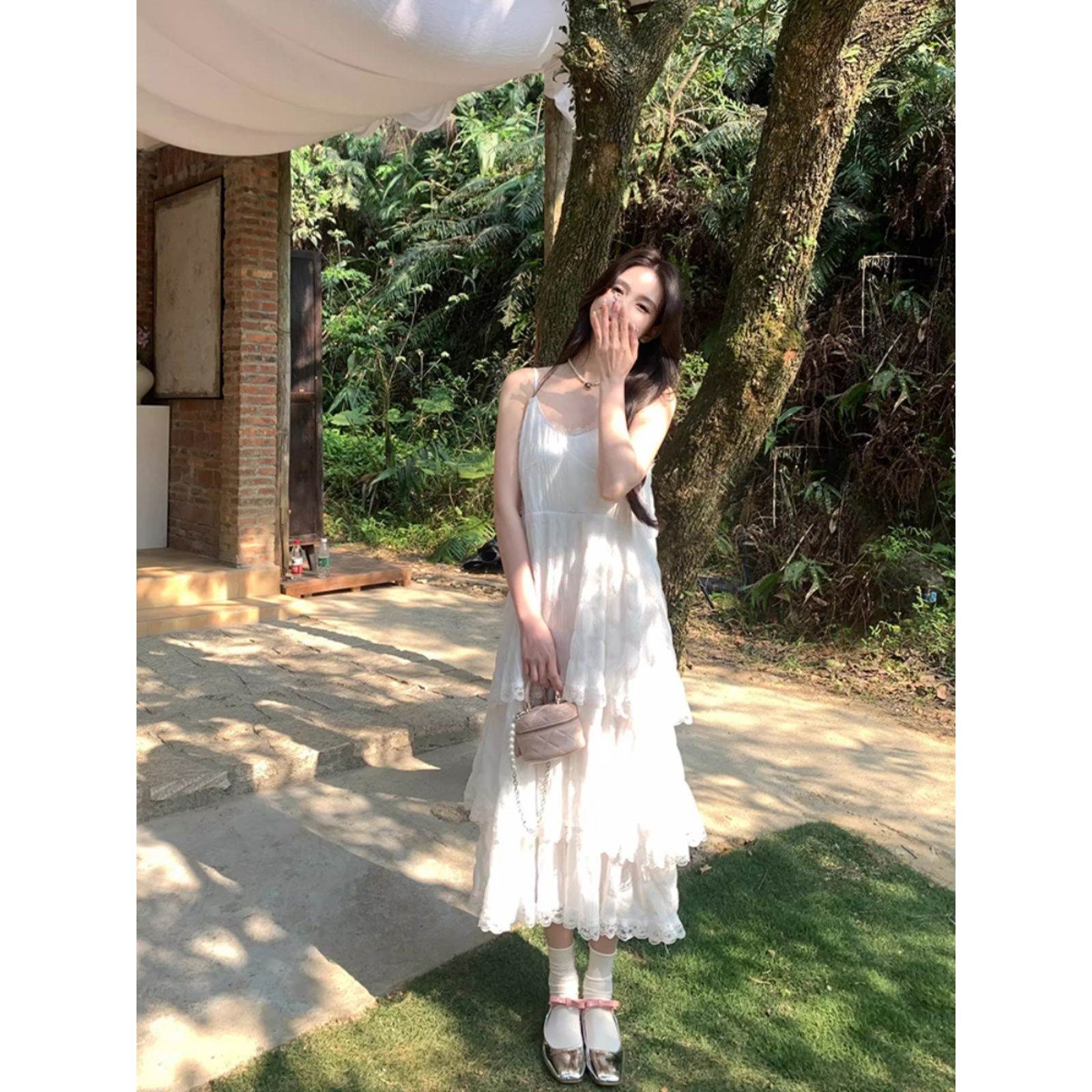 法式白色吊带连衣裙女夏季新款气质蕾丝花边蛋糕裙海边度假长裙子