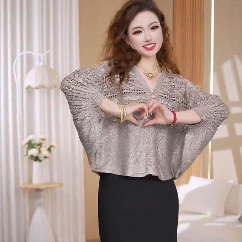 爆款时尚镂空蝙蝠袖短款针织衫v领罩衫上衣女搭配高腰鱼尾半身裙