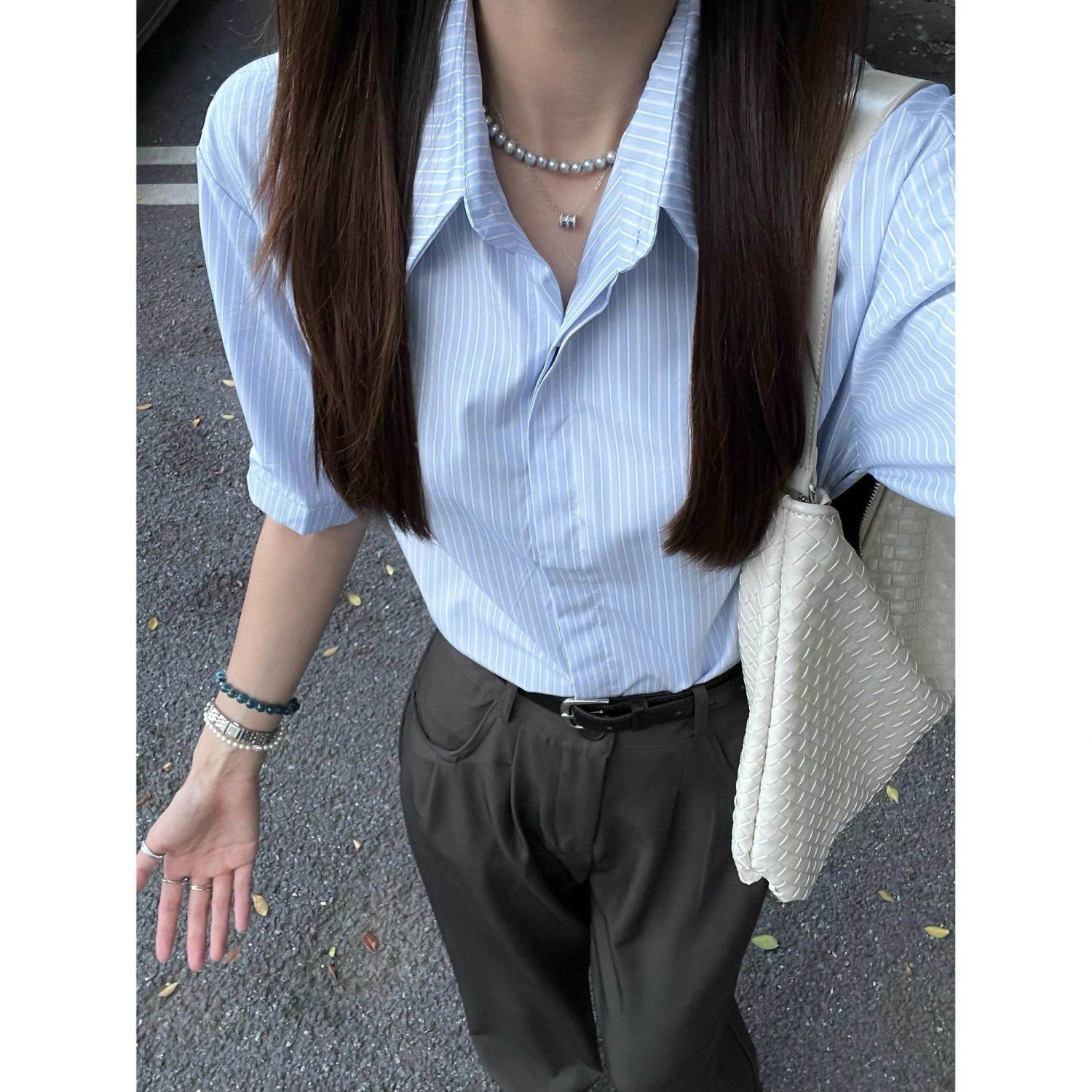 蓝色条纹衬衫女短袖夏季2026新款中袖上衣职业正装通勤面试穿搭