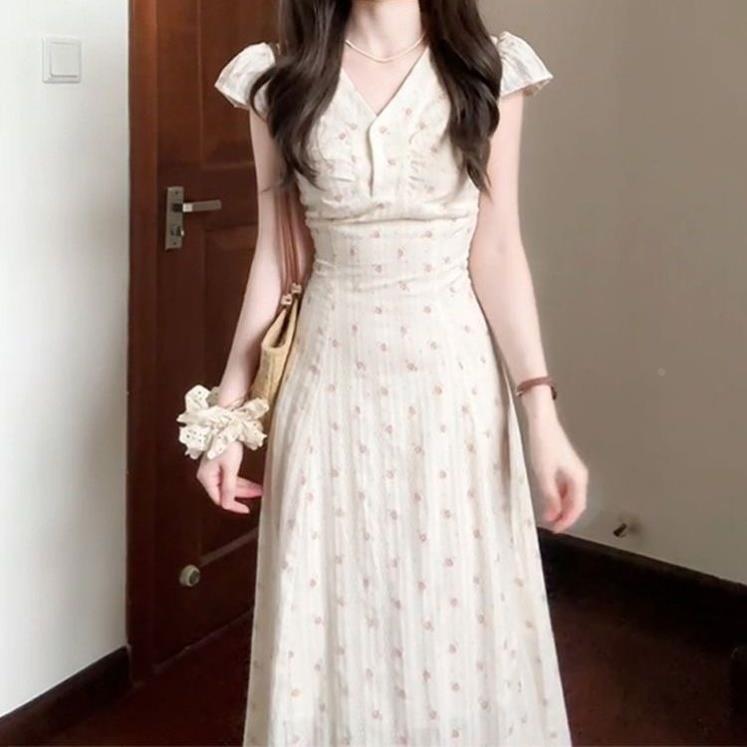 夏季新款法式V领碎花连衣裙女气质高级感度假风收腰显瘦a字长裙子