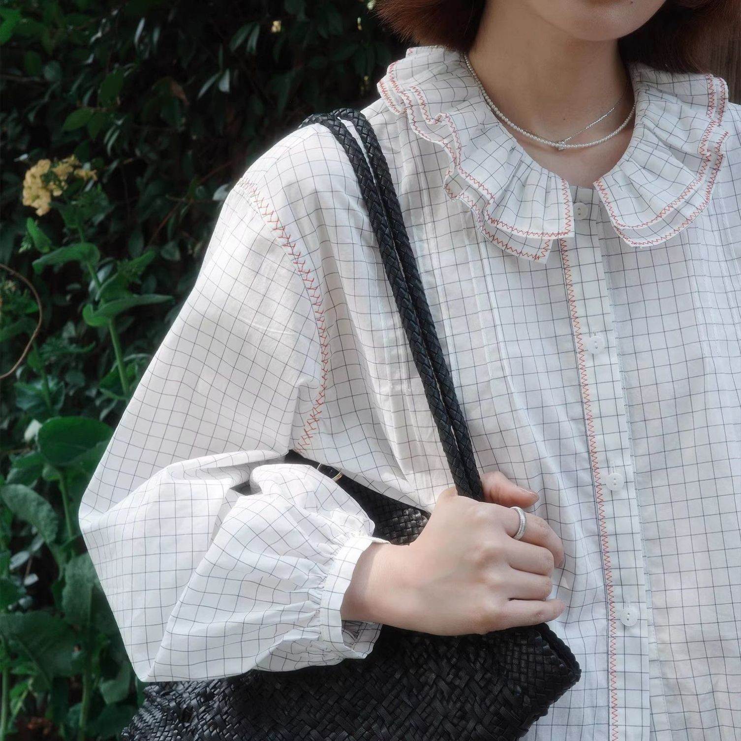 甜美减龄日系宽松长袖衬衫女春新款简约通勤格子绣花荷叶领上衣