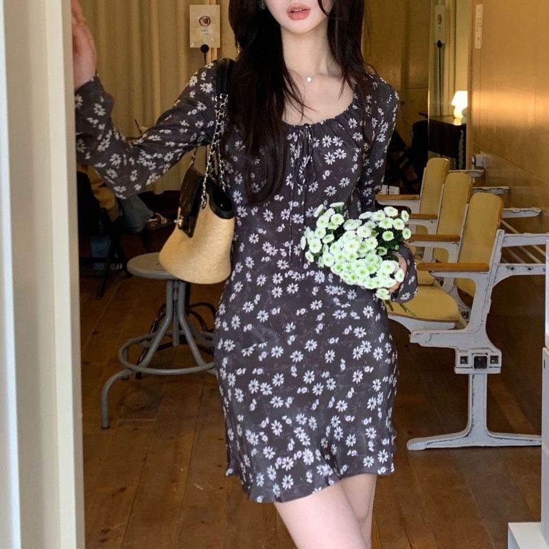 韩系碎花连衣裙女夏季新款方领抽绳喇叭袖袖收腰显瘦温柔风短款裙
