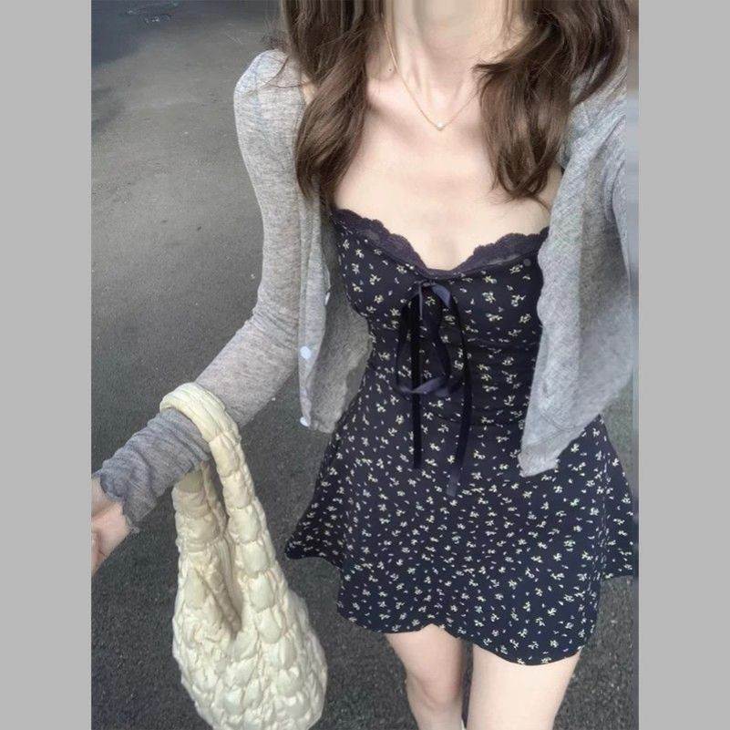藏蓝色碎花吊带连衣裙外搭灰色开衫短裙子女夏日绝美小个子两件套