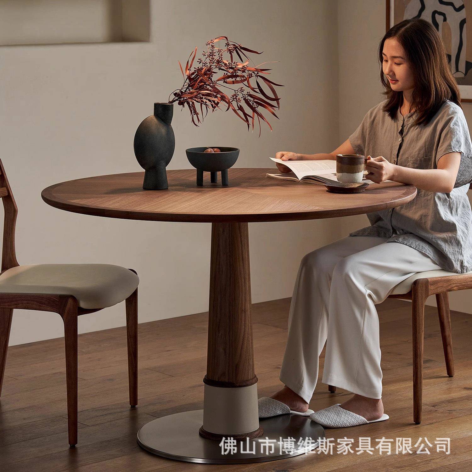 复古圆餐桌竹蜻蜓北美黑胡桃木实木圆餐桌北欧家用小户型饭桌圆桌