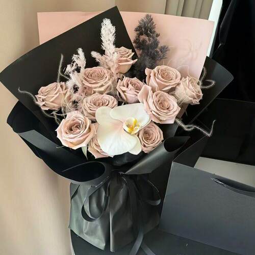 蝴蝶兰玫瑰混搭花束暗黑系端轻奢生日表白商务送礼香皂花