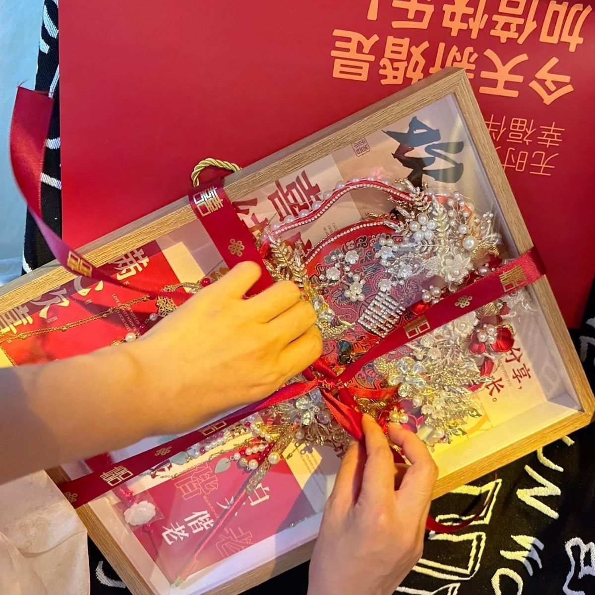 团扇原木相框可放新娘结婚双面双色拼酷喜扇挂墙收纳摆放防尘送礼