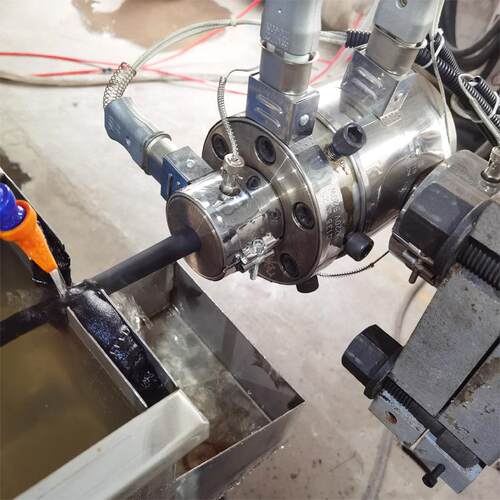 PVC包纱管生产线设备 PVC纱线管方格管挤出机 PVC蛇皮管生产线