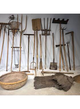 5ZW民物俗老件农家院件摆老旧农筛子斗笠铁具掀小镐耙子木F763197