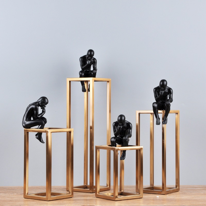 现代简约思考着人物金属摆件样板间摆设客厅书房书桌书柜酒柜装饰