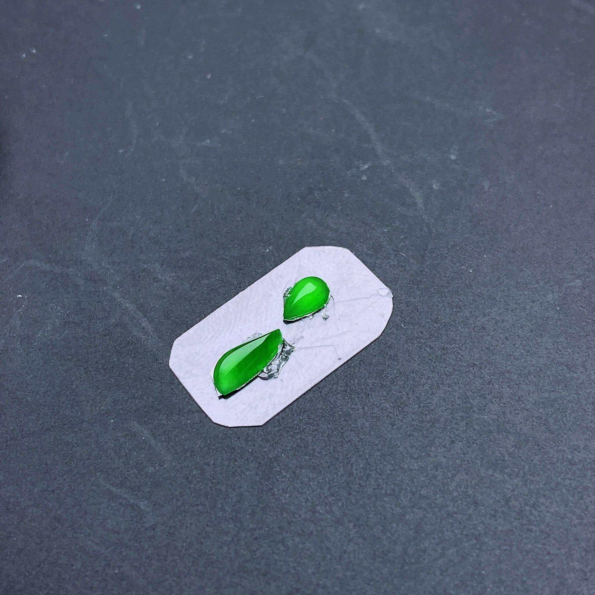 缅甸天然翡翠a货冰阳绿随形裸石fxj尺寸：10-3.1-2.2mm