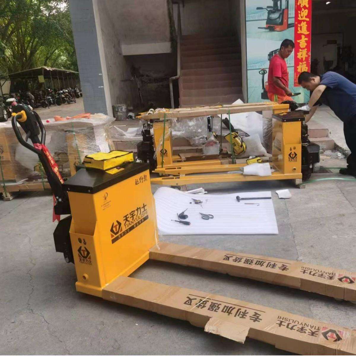 天宇电动搬运车适合建筑搬砖水泥脚手架的2吨地牛全自动拖盘车