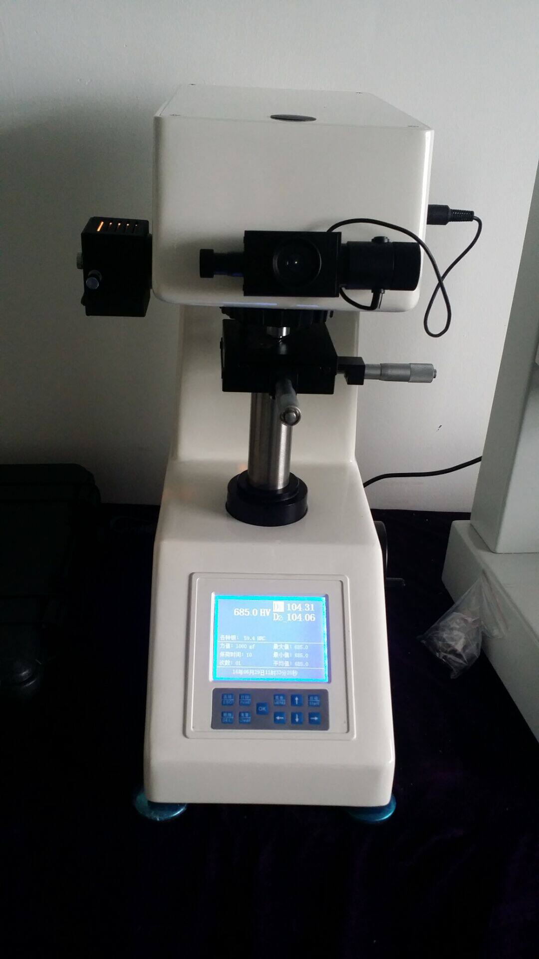 顺诺牌维氏硬度计自动转塔方便自动输入精度高还带打印哦!