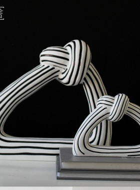 现代简约抽象绳结蝴蝶结摆件手绘工艺品书房样板间售房部玄关树脂