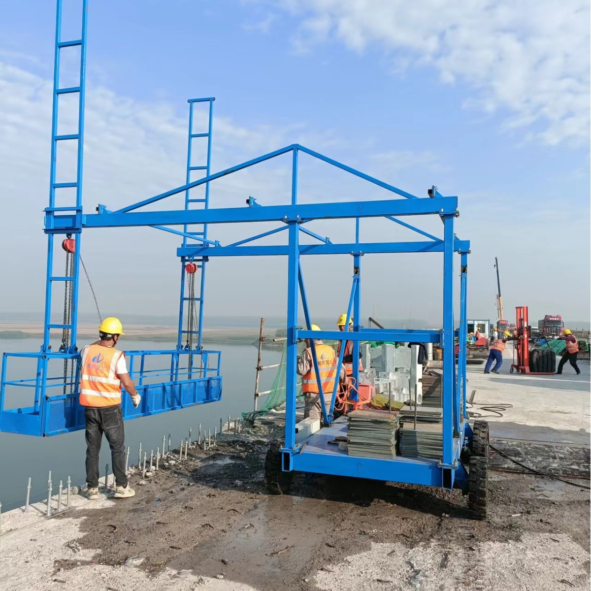 桥梁防撞墙模板安装台车外侧施工桥梁排水管施工台车高空座椅吊篮