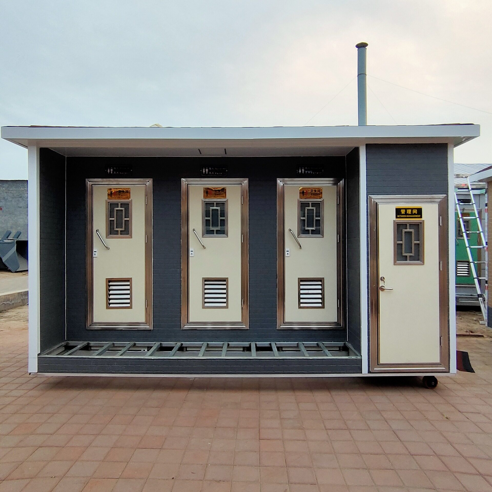 厂家销售住人集装箱房卫生间打包箱房移动厕所集装房门禁活动板房