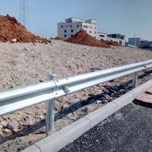 益宙公路喷塑护栏板三波护栏板热镀锌波形梁钢护栏