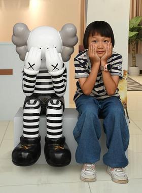 公仔坐姿体kaws大摆件坐凳芝麻雕塑商1371、13场店铺口橱街窗门装