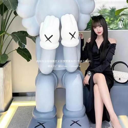 网红捂脸kaws店坐姿大件客厅商场tb-70272酒店理发潮拍照玩公摆仔