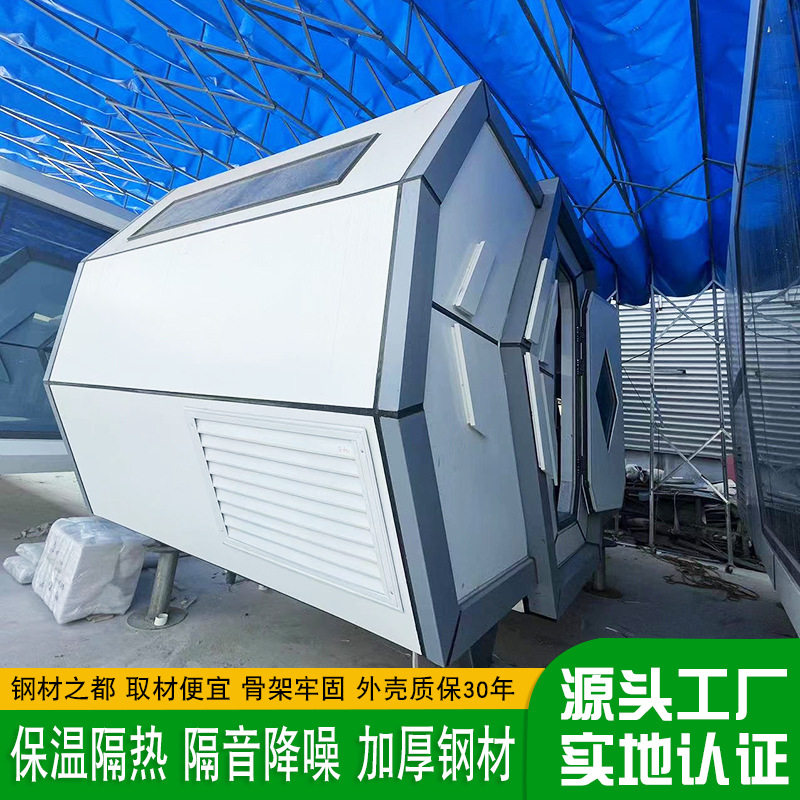 科技感电竞酒店太空舱雕塑