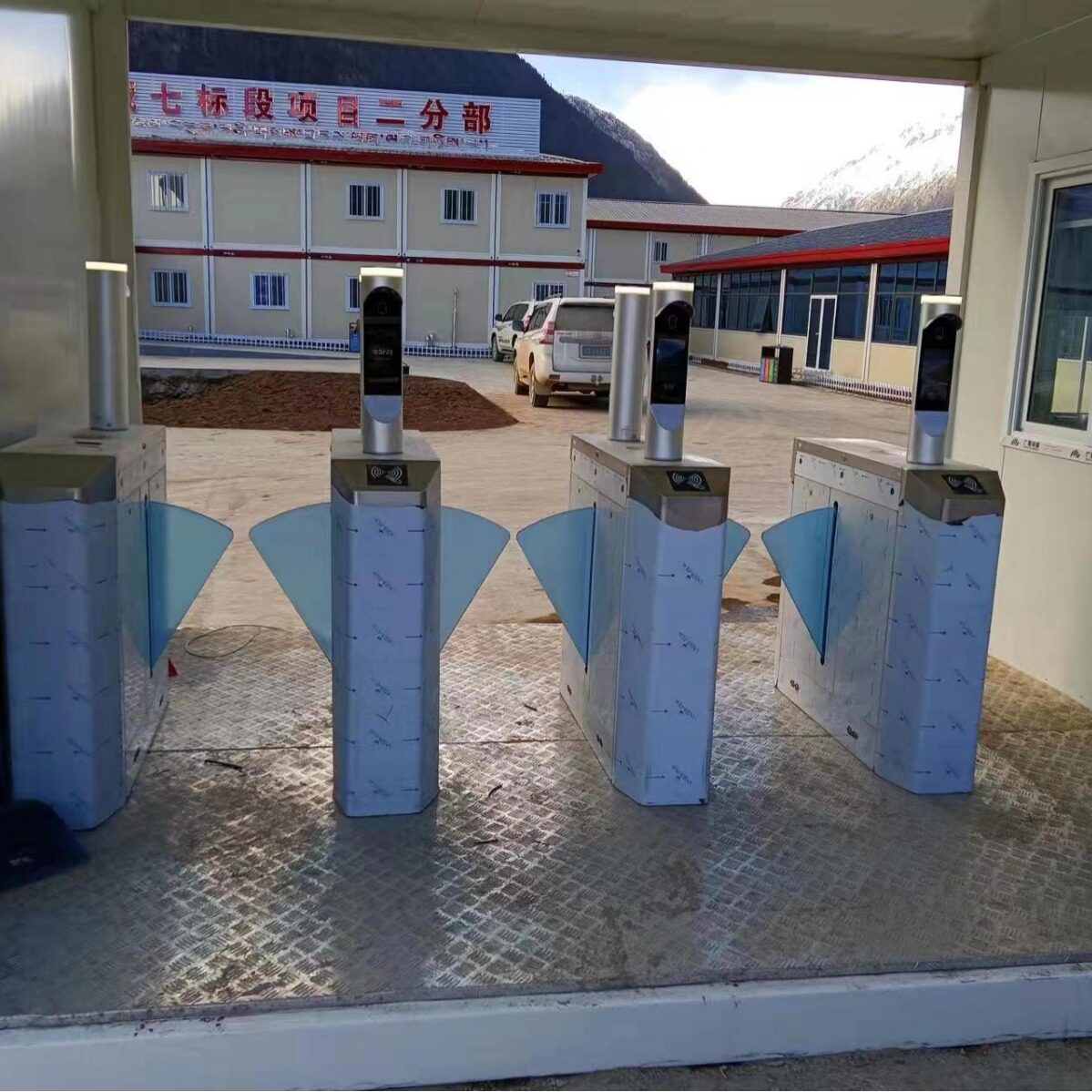 工地人脸实名制通道对接住建局社保局大屏显示岗亭一体化翼闸门禁
