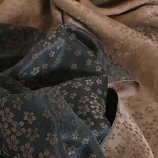 销售服装制衣面料真丝交织香云纱五角小花整料开剪0020